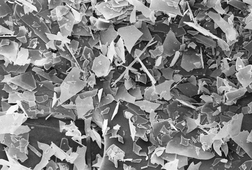C-400 detail view — ultra-fine platelets under magnification showing pigment-like dispersibility